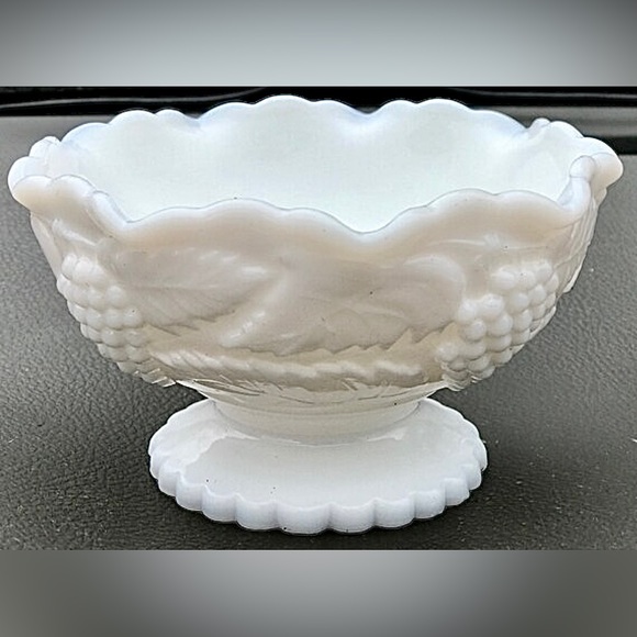 Vintage 1900s Early 20th Century Milk Glass  Scalloped Footed Oyster Dish - Picture 7 of 10